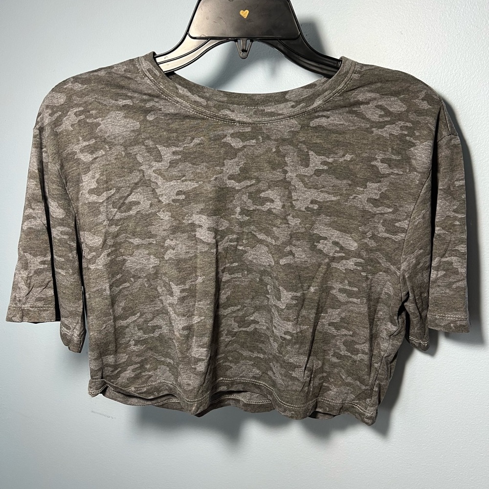 Fabletics camo cropped tee :)